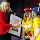 27 May: The Crown Princess presents the "Rainmaker of the Year" award to Evje School at an Energy Day for children at Hamar (Foto: Lise Åserud / Scanpix)